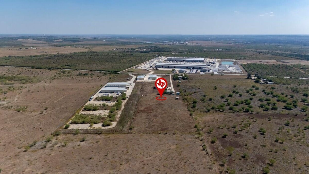 View 6802 S Old Bastrop Highway in Richter Add Ph 2 6802 S Old Bastrop Highway - property photo 1 - Luxury lot in Richter Add Ph 2, San Marcos, TX