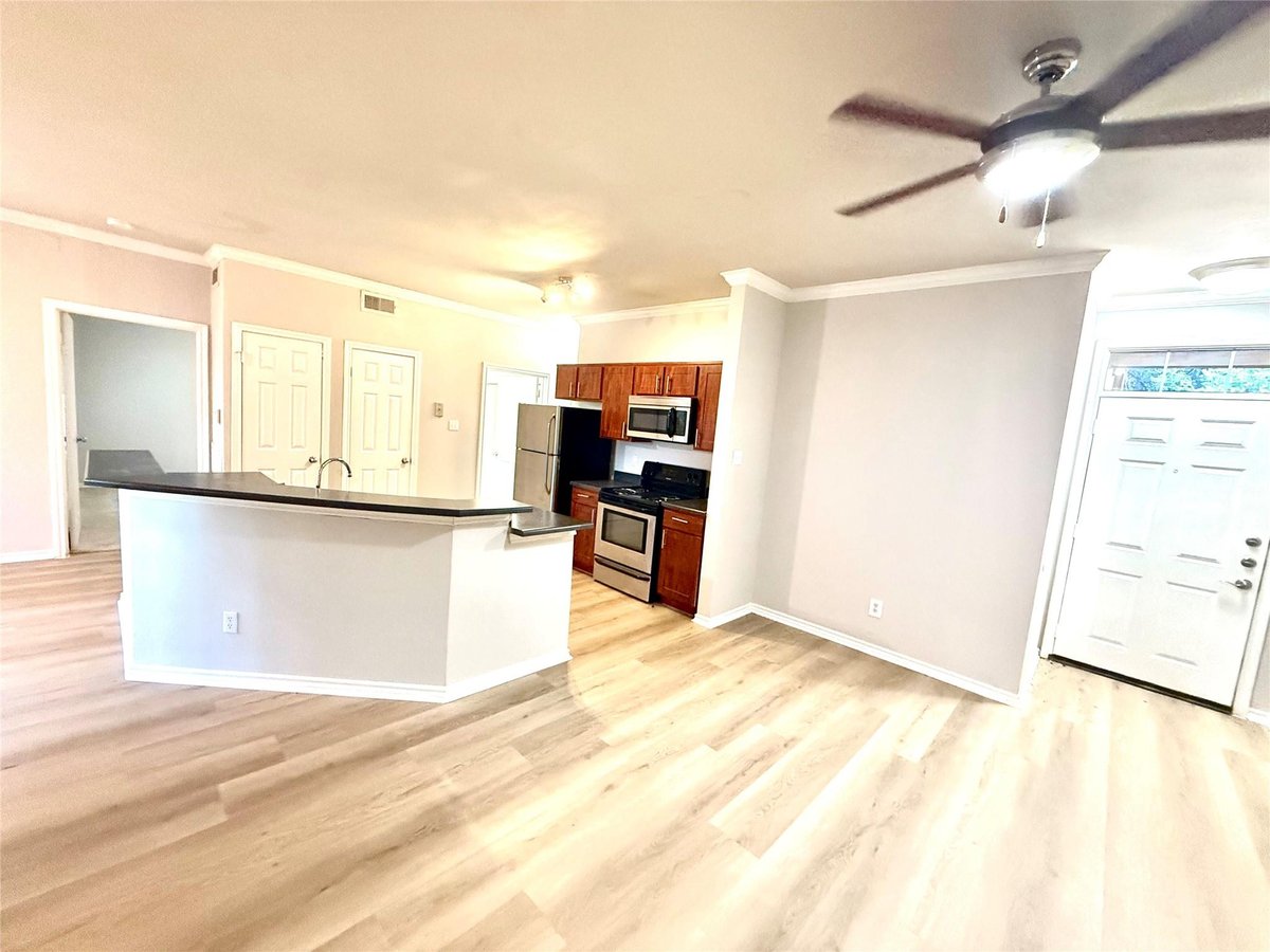 Living area at 6804 N Capital Of Texas Hwy Unit #812 - 2 bed 2 bath home