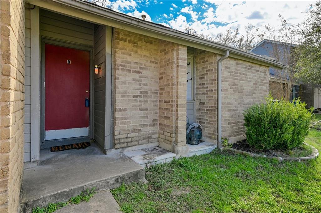 View 6807 Woodhue Dr in Timber Village Amd 6807 Woodhue Dr - front exterior - Luxury home in Timber Village Amd, Austin, TX