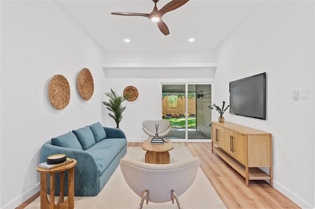 View 6807 Woodhue Dr Unit #B in Timber Village Amd 6807 Woodhue Dr Unit #B - front exterior - Luxury home in Timber Village Amd, Austin, TX