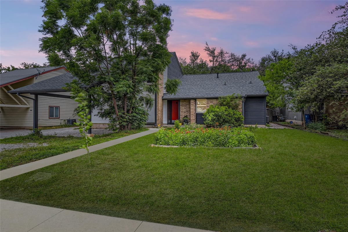 View 6807 Woodhue Dr Unit #B in Timber Village Amd 6807 Woodhue Dr Unit #B - front exterior - Luxury home in Timber Village Amd, Austin, TX