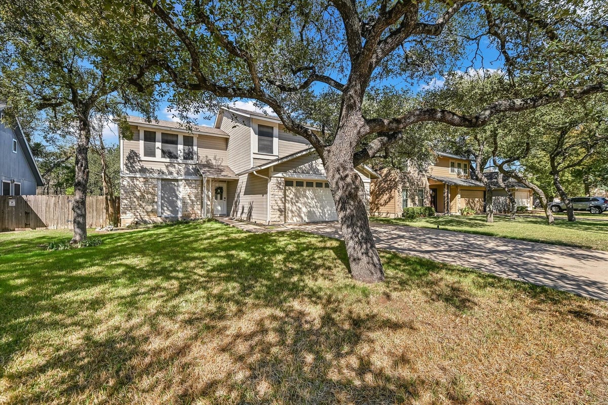 Living area at 6808 Luckenbach Ln - 4 bed 2 bath home