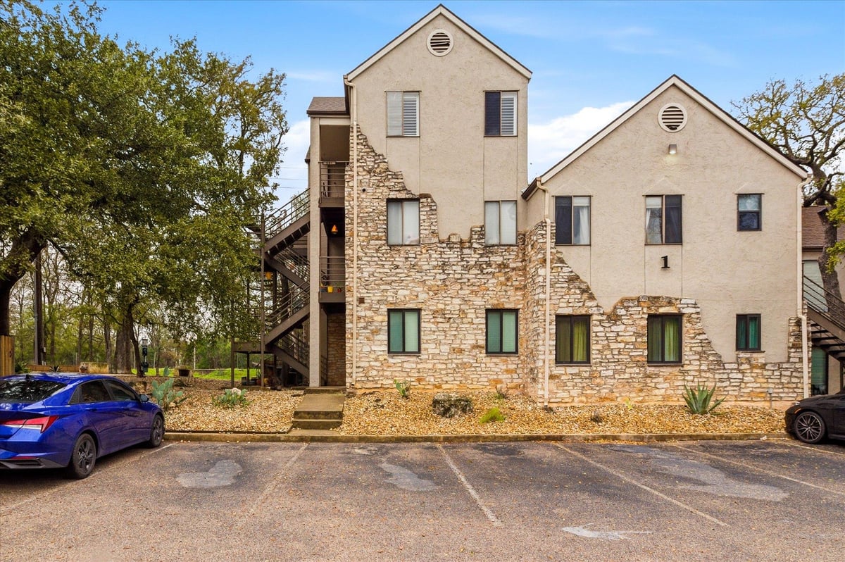 View 6810 Deatonhill DR Unit #301 in Victory Hill Condo 6810 Deatonhill DR Unit #301 - property photo 1 - Luxury home in Victory Hill Condo, Austin, TX