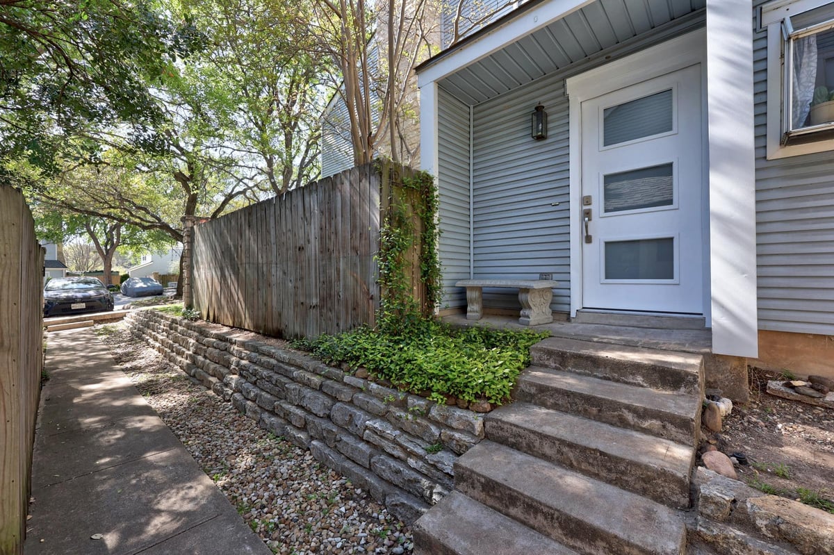 6821 Old Quarry Ln - front exterior - Luxury home in Townhomes Northwest Hills, Austin, TX