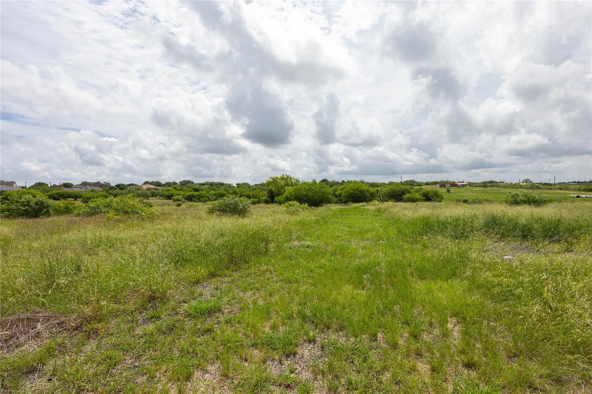 View 6868 Pfeil RD in Schertz 6868 Pfeil RD - property photo 1 - Luxury lot in Schertz, Schertz, TX