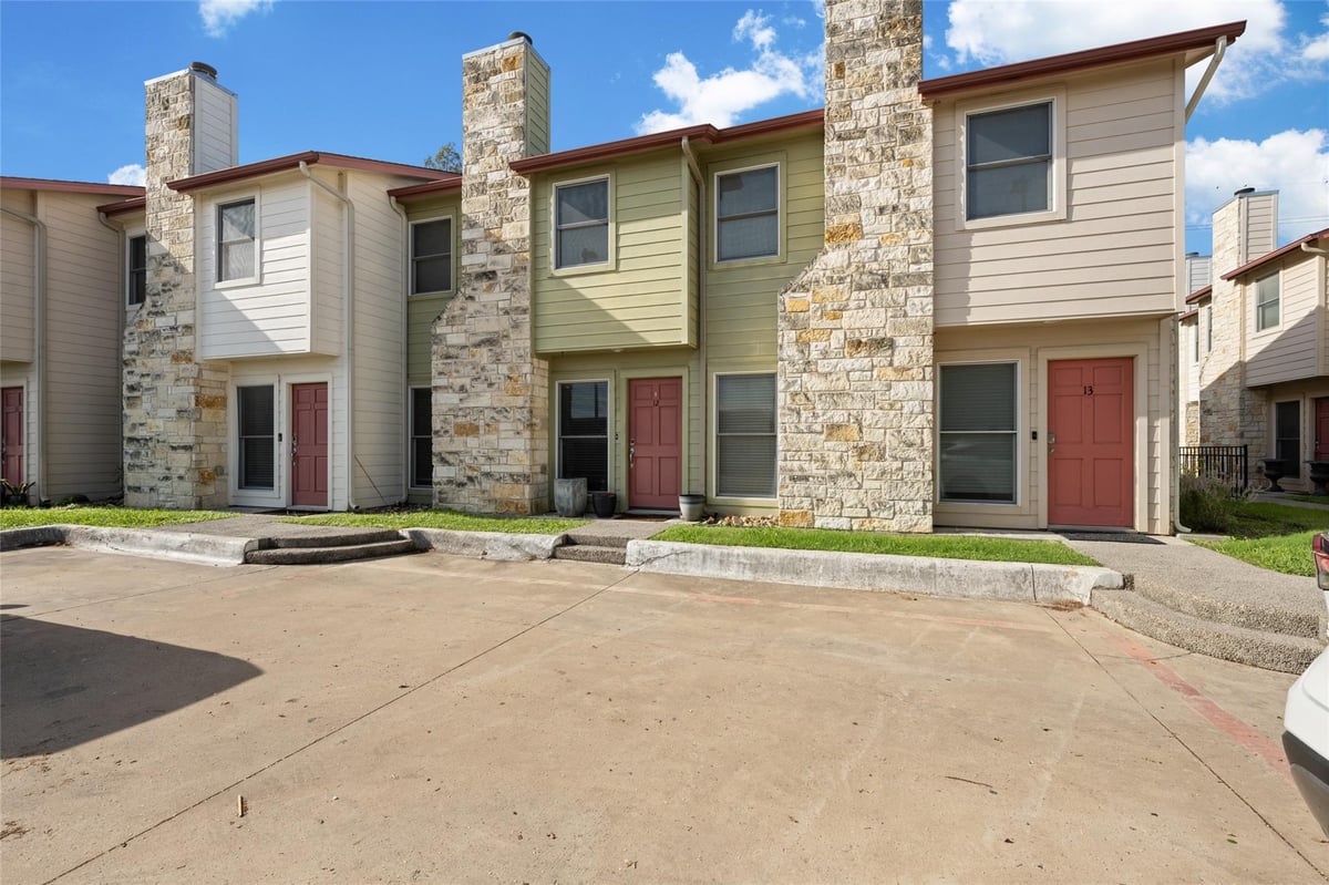 View 6900 E Riverside DR Unit #12 in Arbors At Riverside Condo The 6900 E Riverside DR Unit #12 - property photo 1 - Luxury home in Arbors At Riverside Condo The, Austin, TX