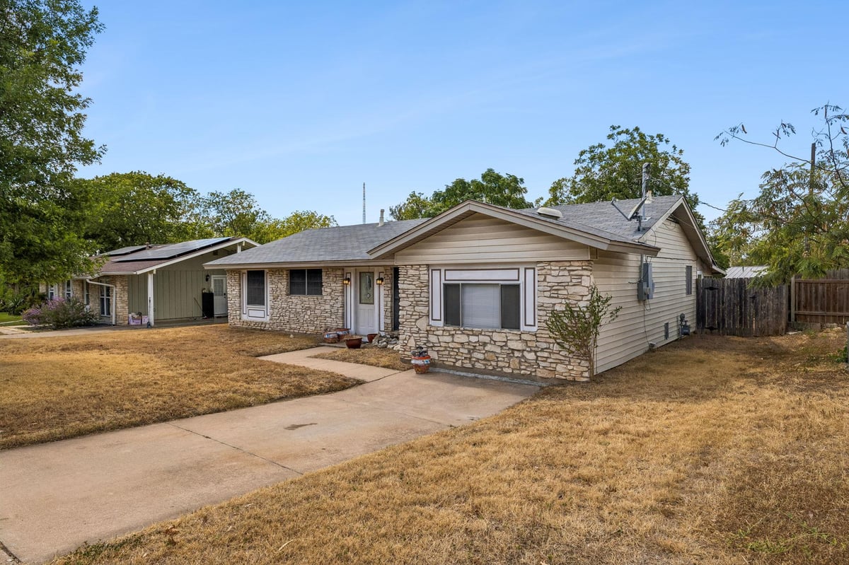 View 6904 Miranda DR in Huntland Heights Sec 01 6904 Miranda DR - property photo 1 - Luxury home in Huntland Heights Sec 01, Austin, TX