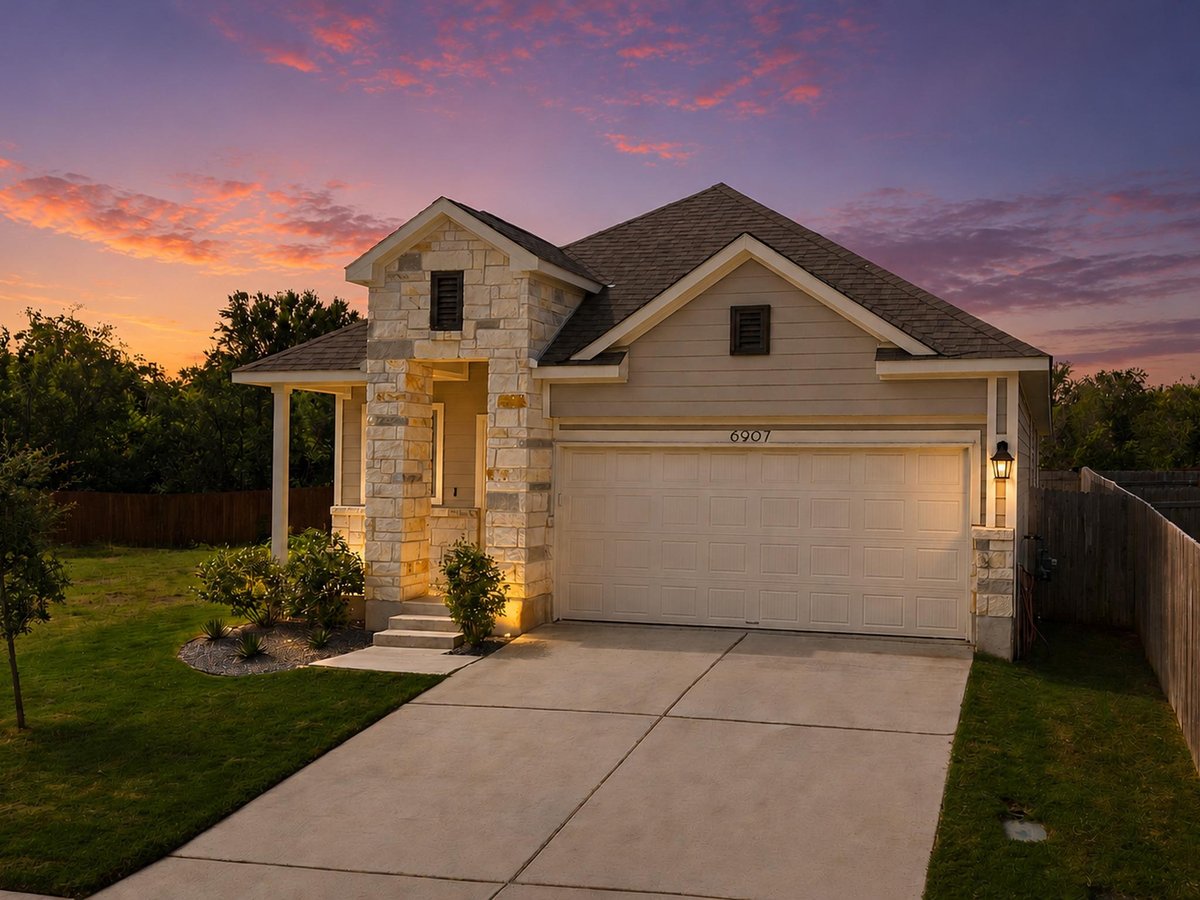 View 6907 Short Run LN in Stallion Run 6907 Short Run LN - property photo 1 - Luxury home in Stallion Run, Buda, TX