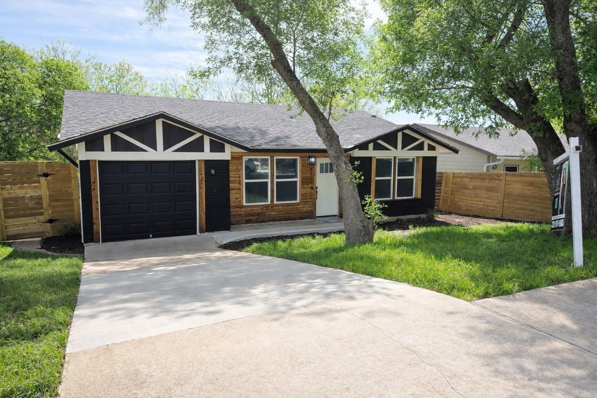 6913 Shannon Dr - front exterior - Luxury home in COLONY PARK SEC 1 PHS 4 A, Austin, TX