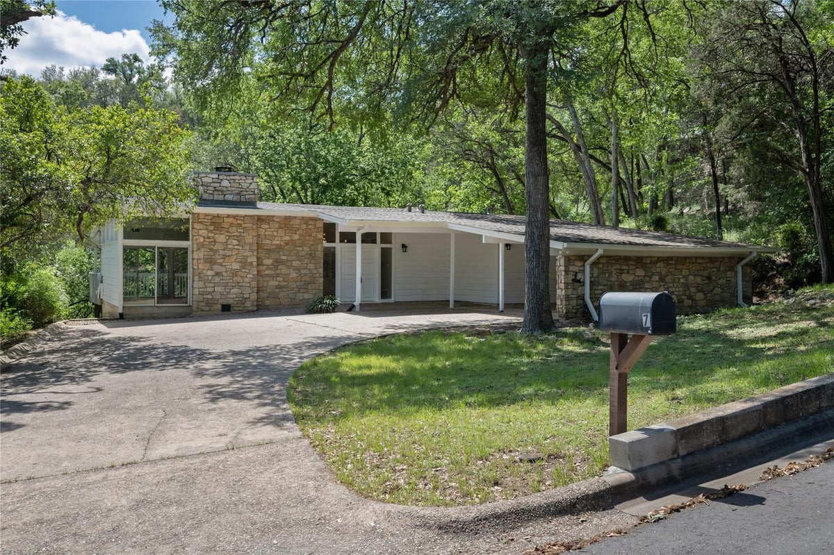 View 7 Hull Circle Dr in Lakeview Gardens 7 Hull Circle Dr - front exterior - Luxury home in Lakeview Gardens, Austin, TX