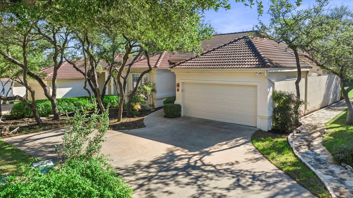 Living area at 7 Tourney Cv - 3 bed 3 bath home