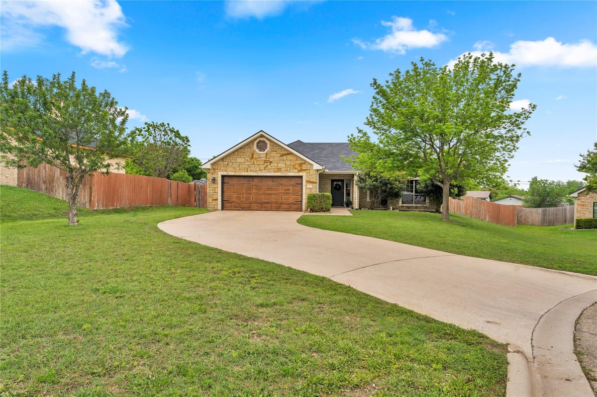 View 7 Westridge Pl in Westridge Place 7 Westridge Pl - front exterior - Luxury home in Westridge Place, Lampasas, TX