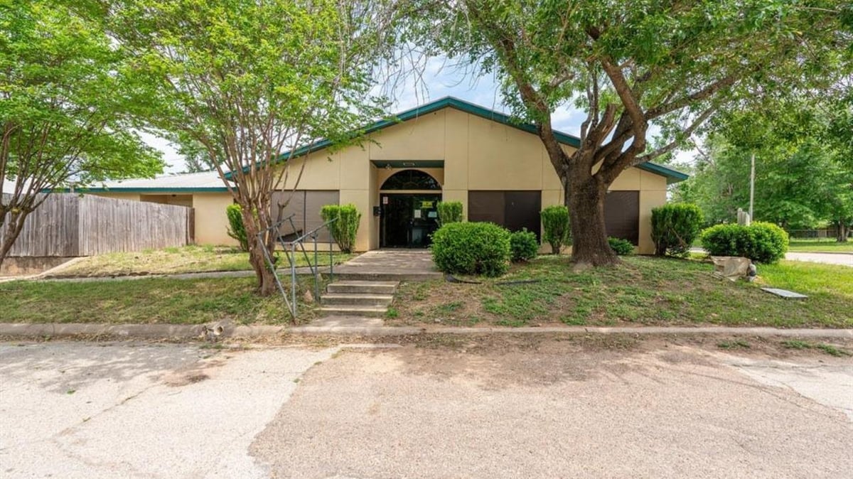 Living area at 700 Dyer St - Dyer, Rockdale, TX