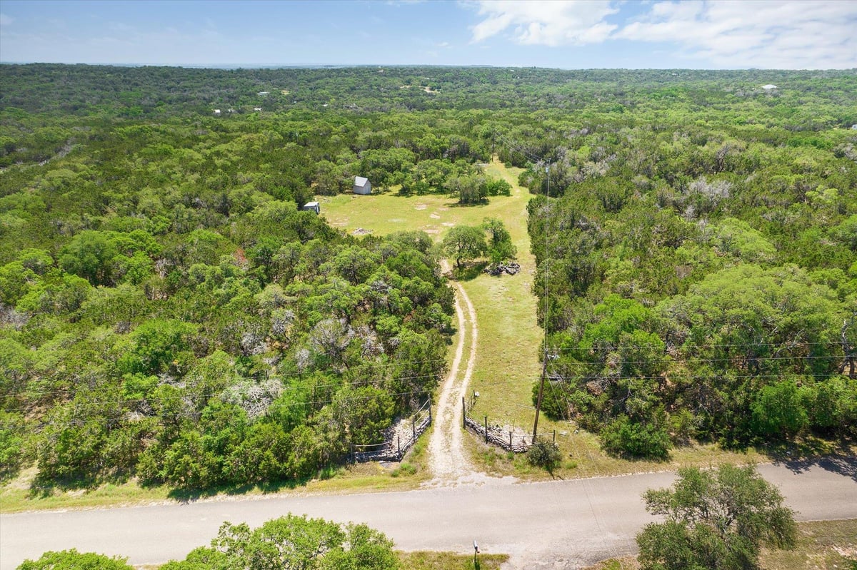 Living area at 700 Oak Grove Rd - The Highlands Sec C, San Marcos, TX