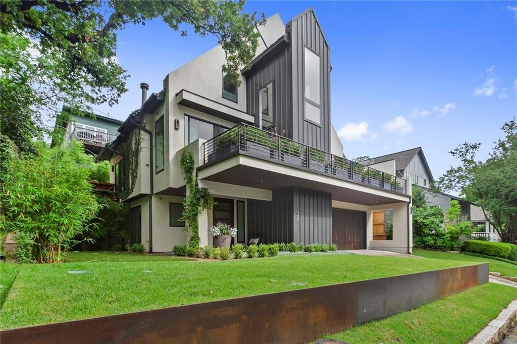 View 700 Oakland Ave in MLS Area 1B 700 Oakland Ave - property photo 1 - Luxury home in MLS Area 1B, Austin, TX