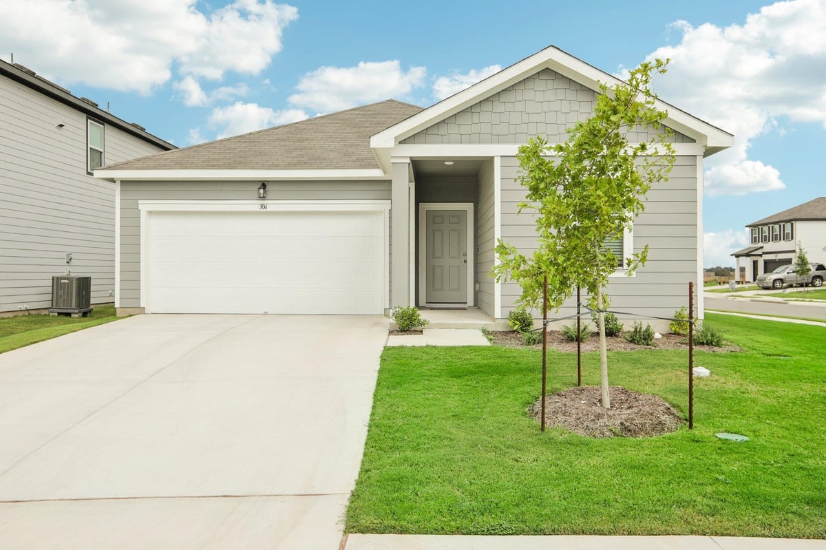 700 West Wesley Miller LN - front exterior - Luxury home in Castlewood South, Taylor, TX