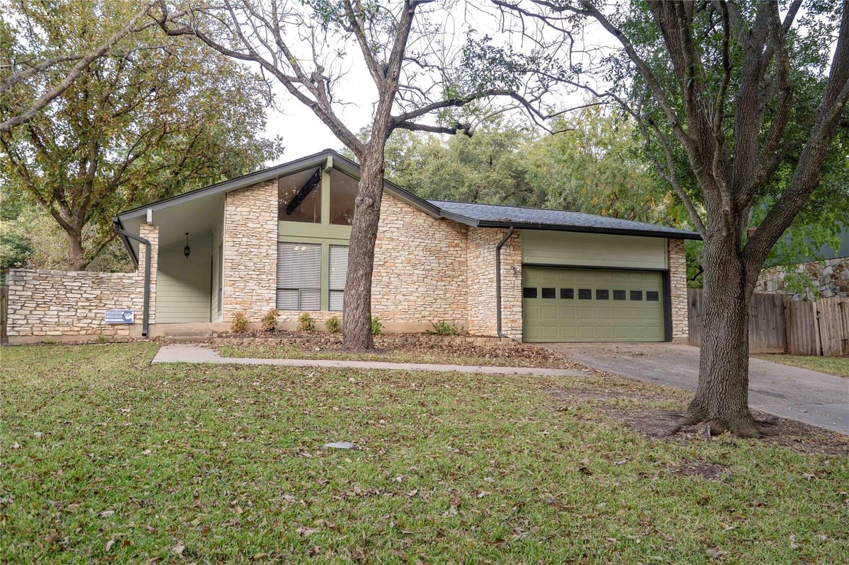 View 7006 Shumard CIR in Oak Forest Sec 03 7006 Shumard CIR - property photo 1 - Luxury home in Oak Forest Sec 03, Austin, TX