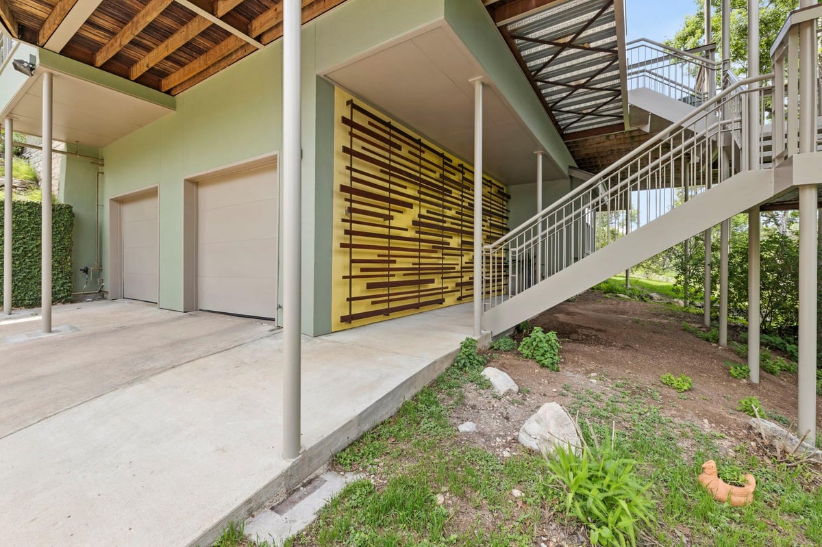 Living area at 701 Yaupon Valley Rd - 4 bed 2 bath home