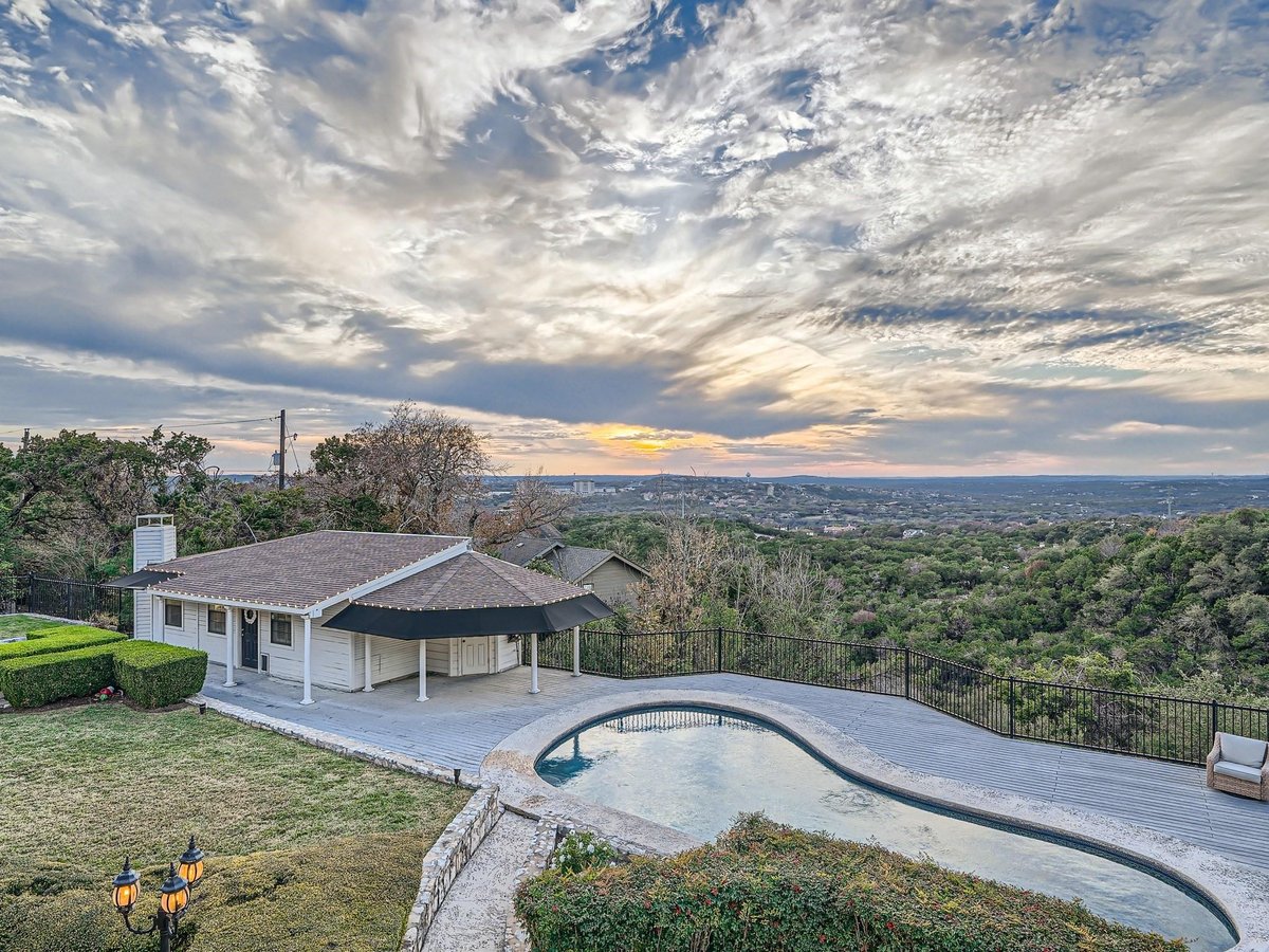 View 7018 Kings ROW in Camelot West 7018 Kings ROW - property photo 1 - Luxury home in Camelot West, Austin, TX