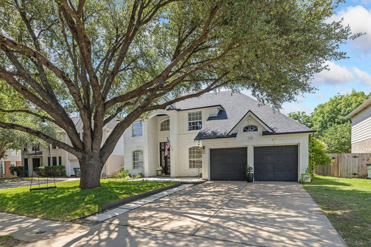 702 Churchill Farms DR - front exterior - Luxury home in Stonehedge Sec 01, Georgetown, TX
