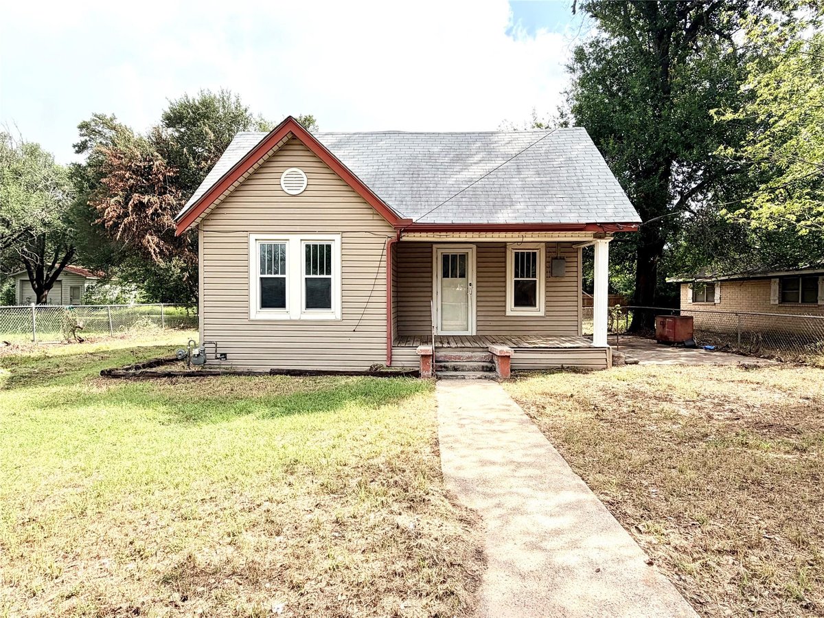 View 702 E 18th ST in Williams 702 E 18th ST - front exterior - Luxury home in Williams, Cameron, TX