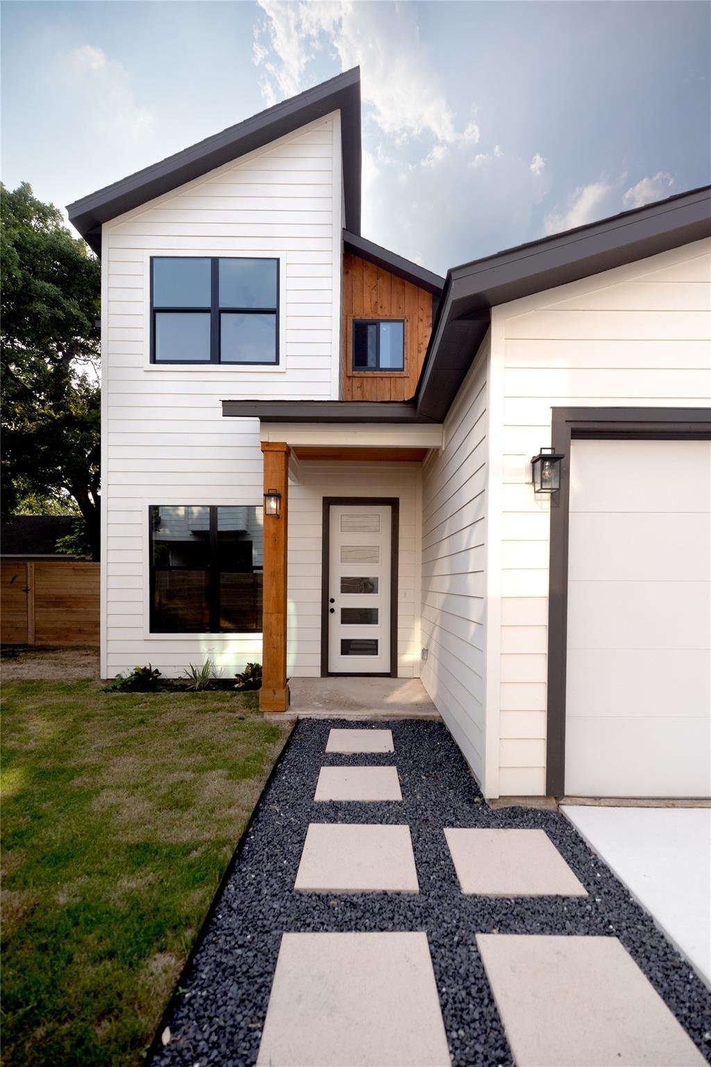 View 702 Valdez St Unit #B in CHERNOSKY 16 702 Valdez St Unit #B - front exterior - Luxury home in CHERNOSKY 16, Austin, TX