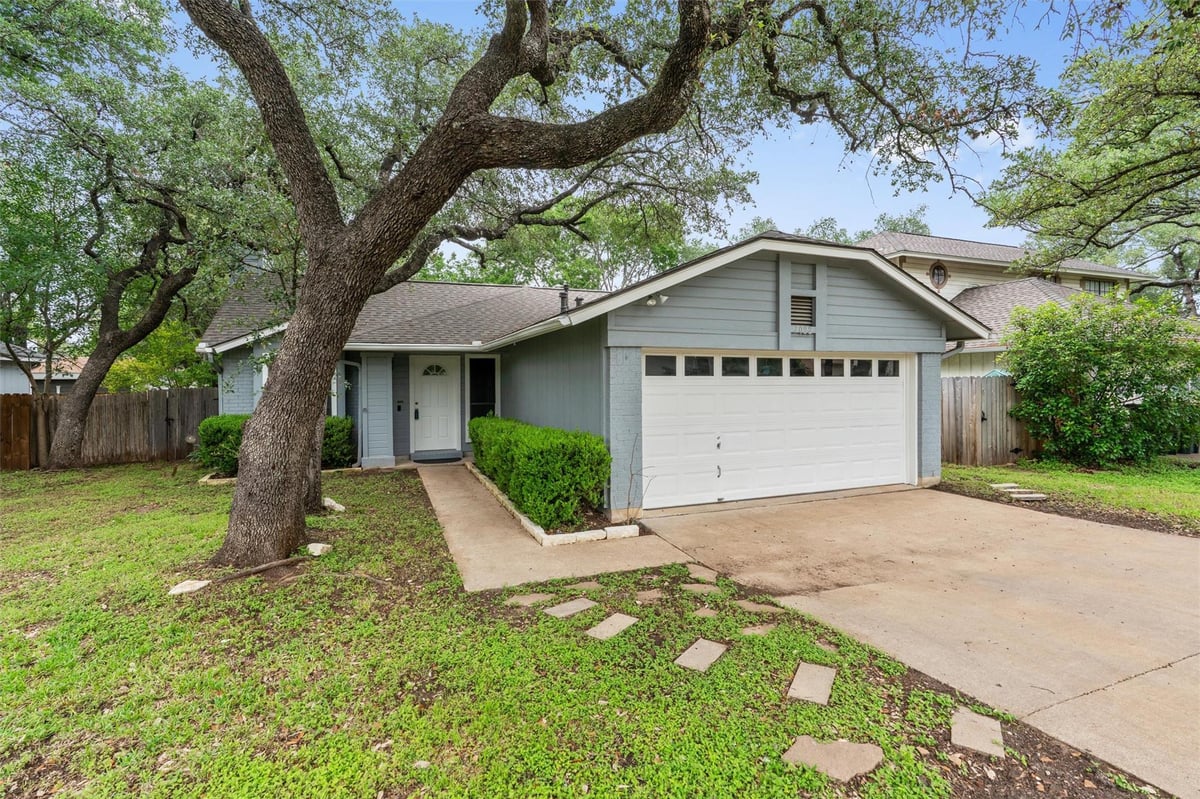 Living area at 7022 Buccaneer Trl - 3 bed 2 bath home