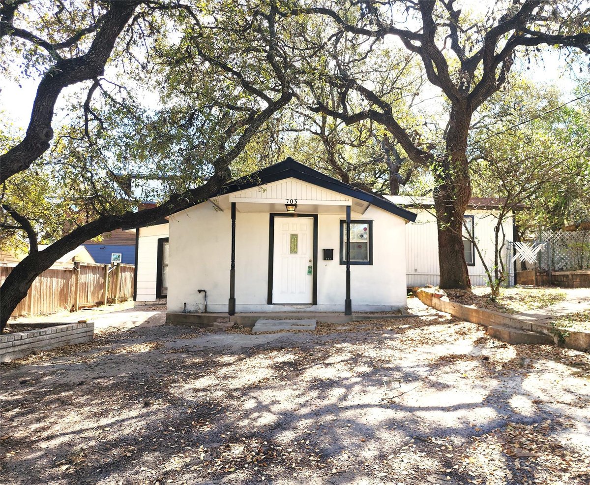 Primary bedroom at 703 Herndon Ln - 2 bed 1 bath home