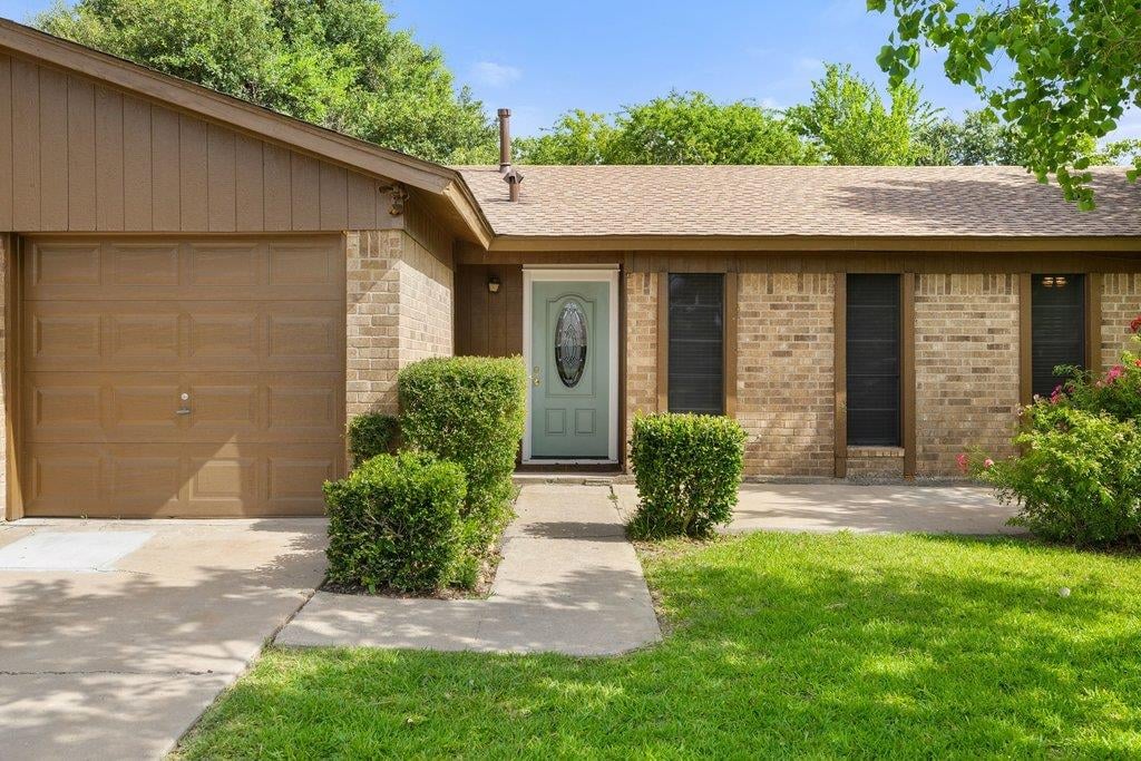 704 Brookwood CIR - property photo 1 - Luxury home in NORTH POINT, Taylor, TX