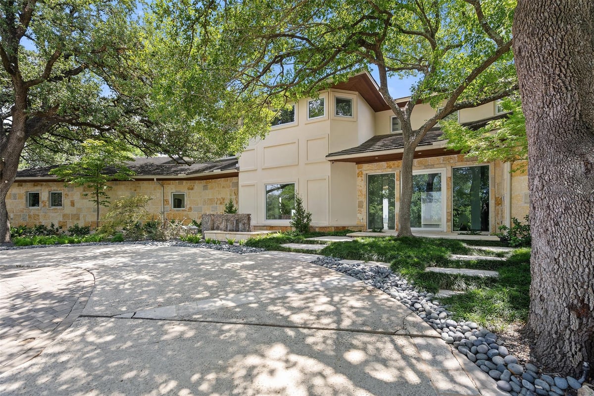 View 706 Las Lomas DR in Las Lomas Sub Amd Plt Lts 33- 706 Las Lomas DR - front exterior - Luxury home in Las Lomas Sub Amd Plt Lts 33-, West Lake Hills, TX