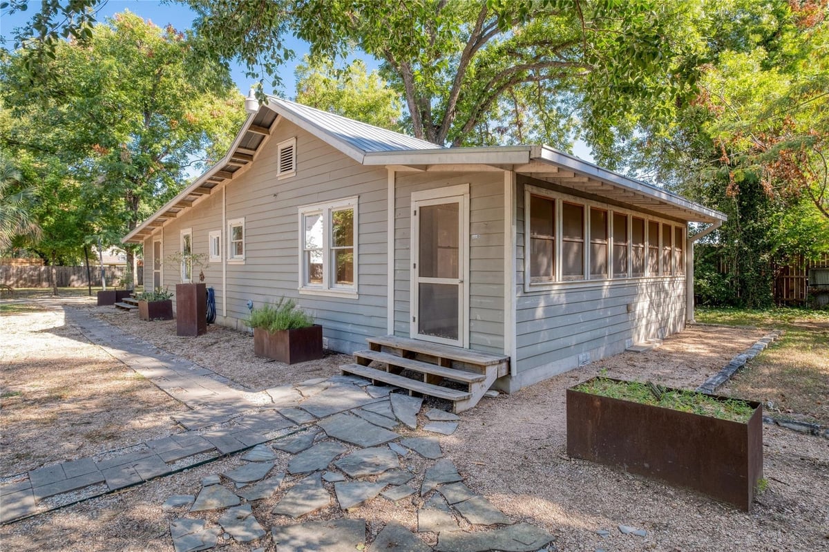 Primary bedroom at 708 & 712 Nowotny Ln - 2 bed 2 bath home