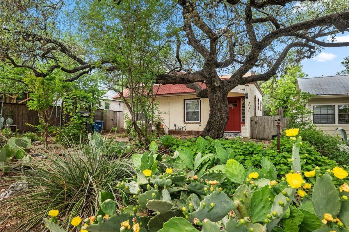View 708 W Elizabeth St in South Heights 708 W Elizabeth St - front exterior - Luxury home in South Heights, Austin, TX