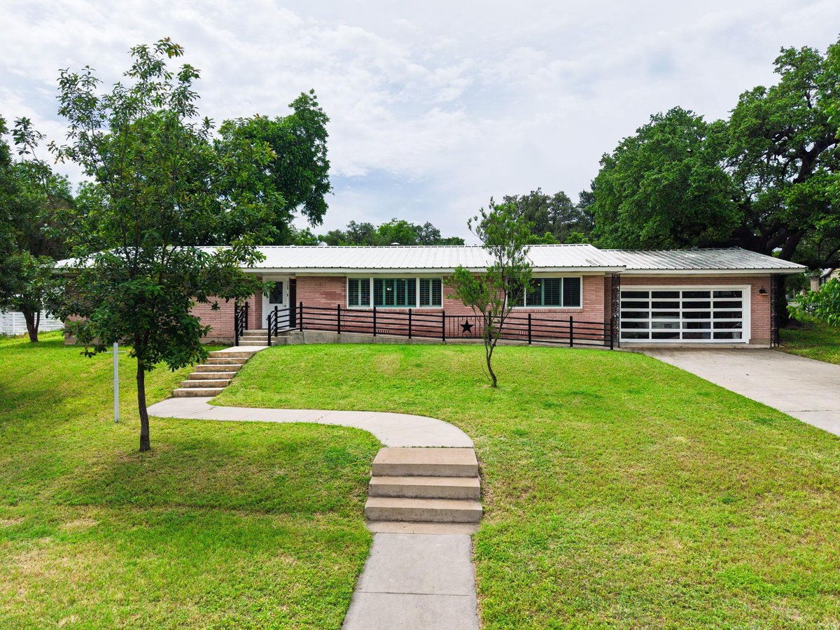 708 W North Ave - front exterior - Luxury home in L S C 1st, Lampasas, TX
