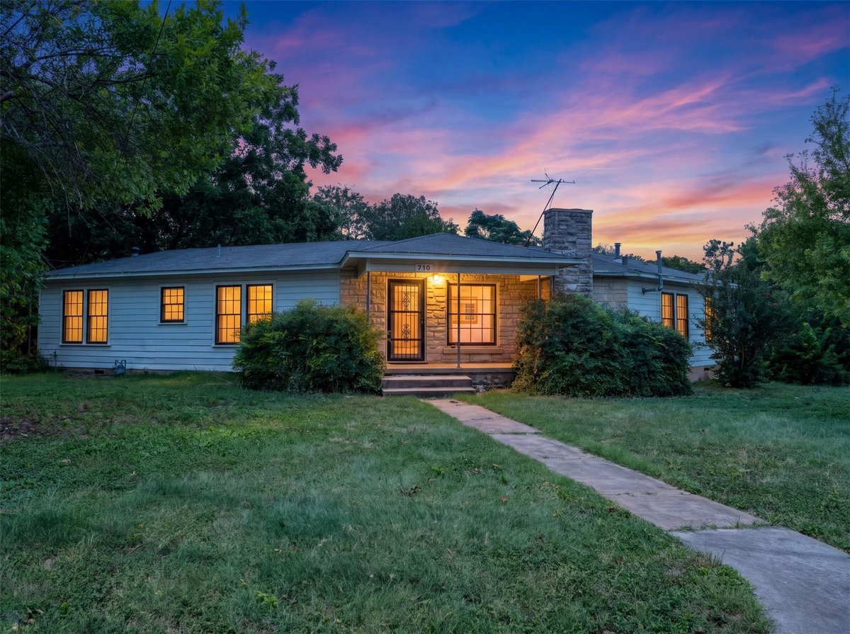 View 710 E Austin Ave in Starkfield 710 E Austin Ave - property photo 1 - Luxury home in Starkfield, Round Rock, TX