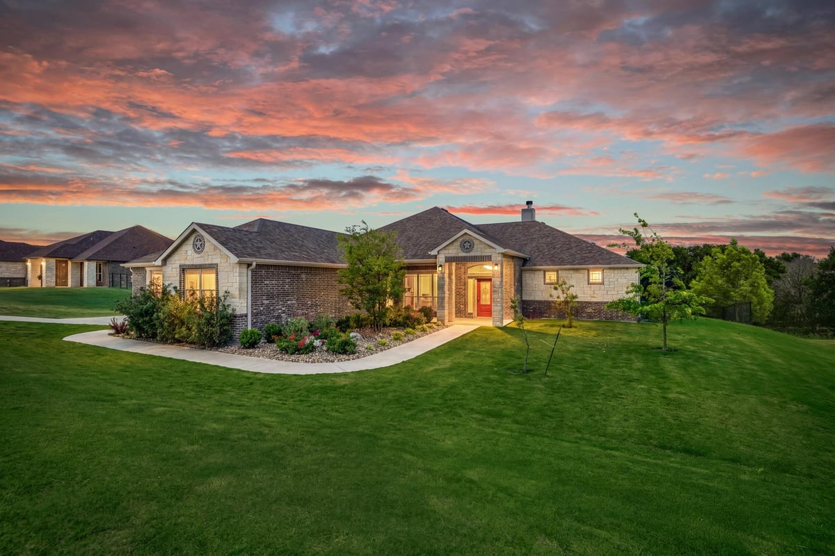 710 Northern Hills DR - front exterior - Luxury home in Northern Hills Phase 1, Copperas Cove, TX