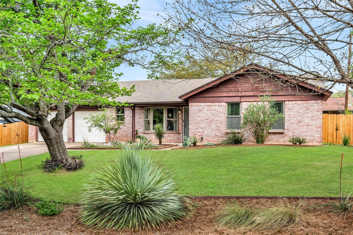View 7102 Whispering Creek Ct in Scenic Brook West Sec 02 Ph 01 7102 Whispering Creek Ct - front exterior - Luxury home in Scenic Brook West Sec 02 Ph 01, Austin, TX
