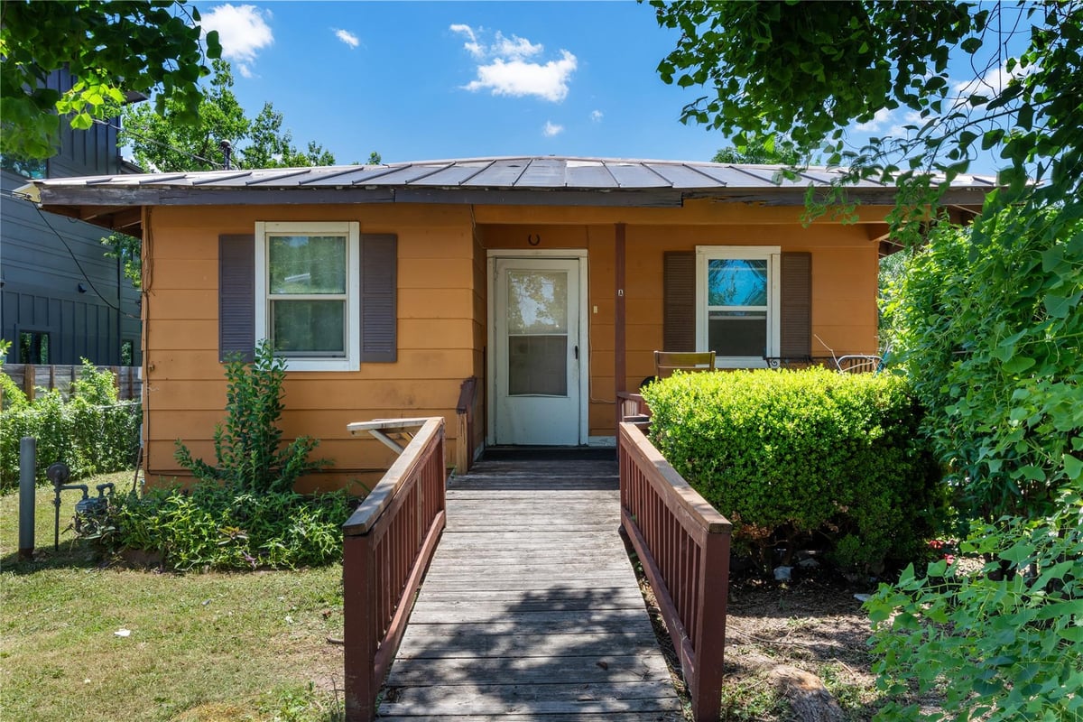 View 7105 Bethune Ave in St Johns College Add 7105 Bethune Ave - property photo 1 - Luxury home in St Johns College Add, Austin, TX
