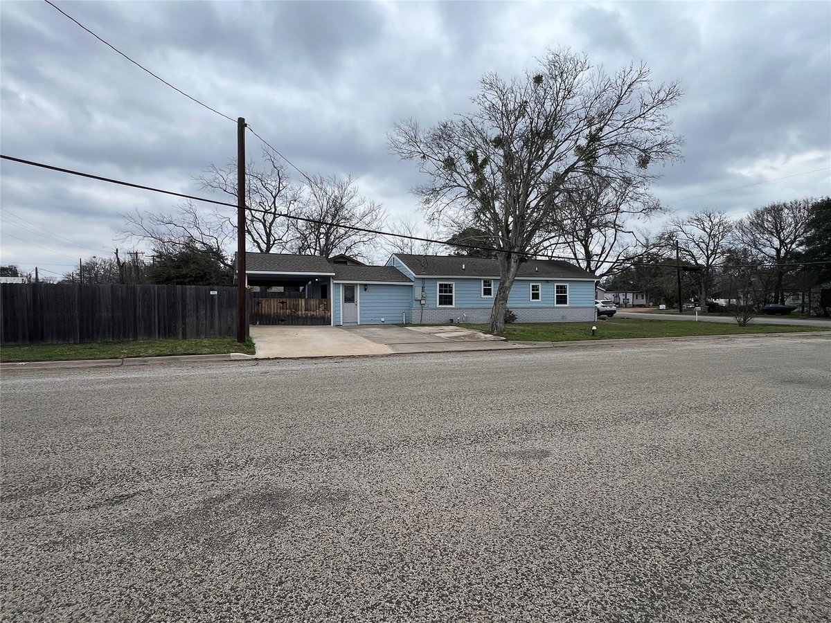 View 711 N Grimes St in OT GIDDINGS 711 N Grimes St - front exterior - Luxury home in OT GIDDINGS, Giddings, TX
