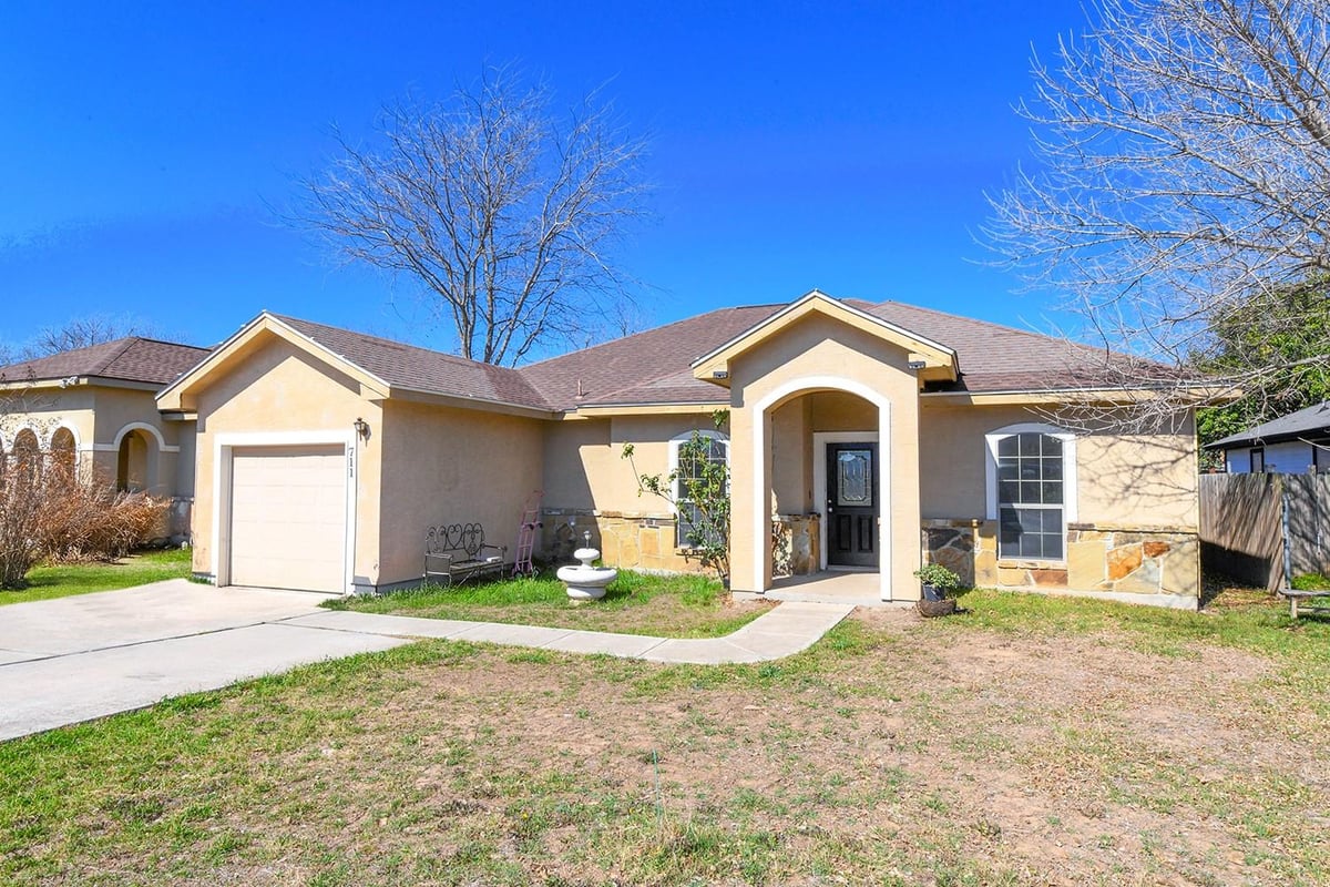 View 711 Sturgeon Dr in Conway Add Sec Iv 711 Sturgeon Dr - front exterior - Luxury home in Conway Add Sec Iv, San Marcos, TX