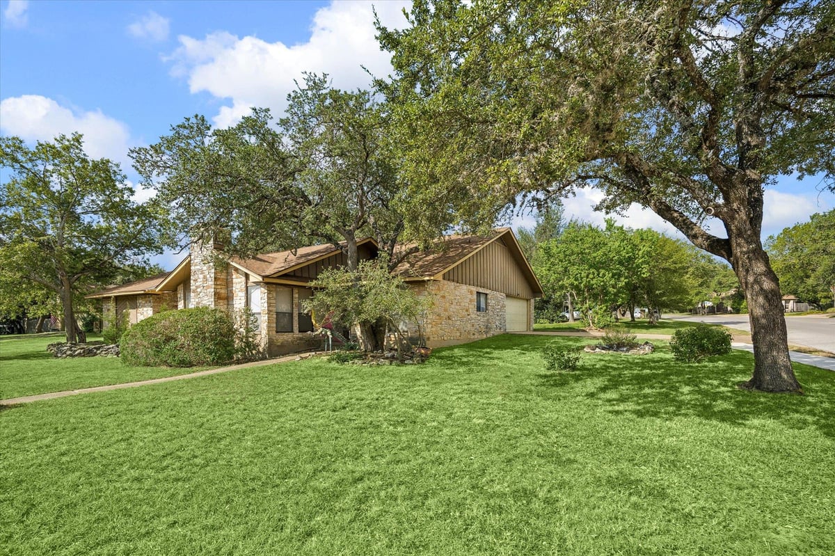 View 7115 Danwood DR in Oak Forest Sec 03 7115 Danwood DR - property photo 1 - Luxury home in Oak Forest Sec 03, Austin, TX