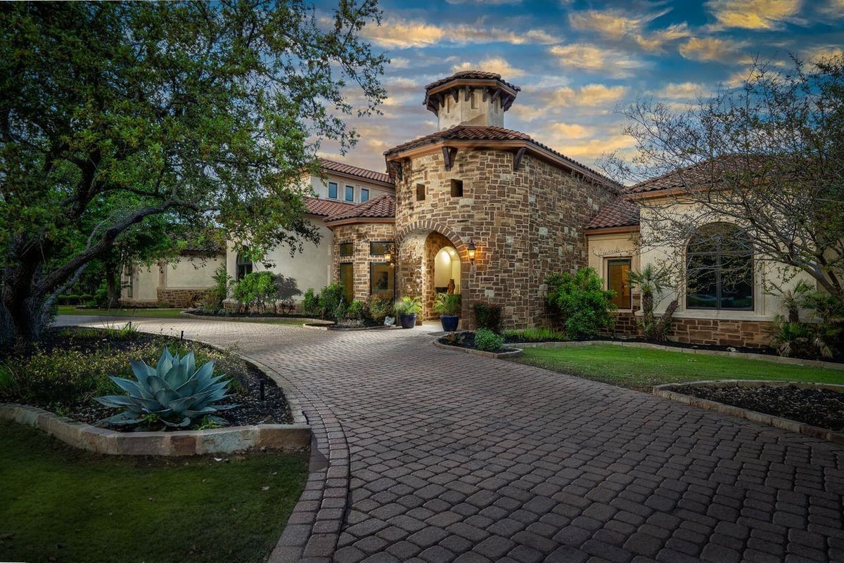 712 Brandon WAY - property photo 1 - Luxury home in Seven Oaks Sec 05, Austin, TX