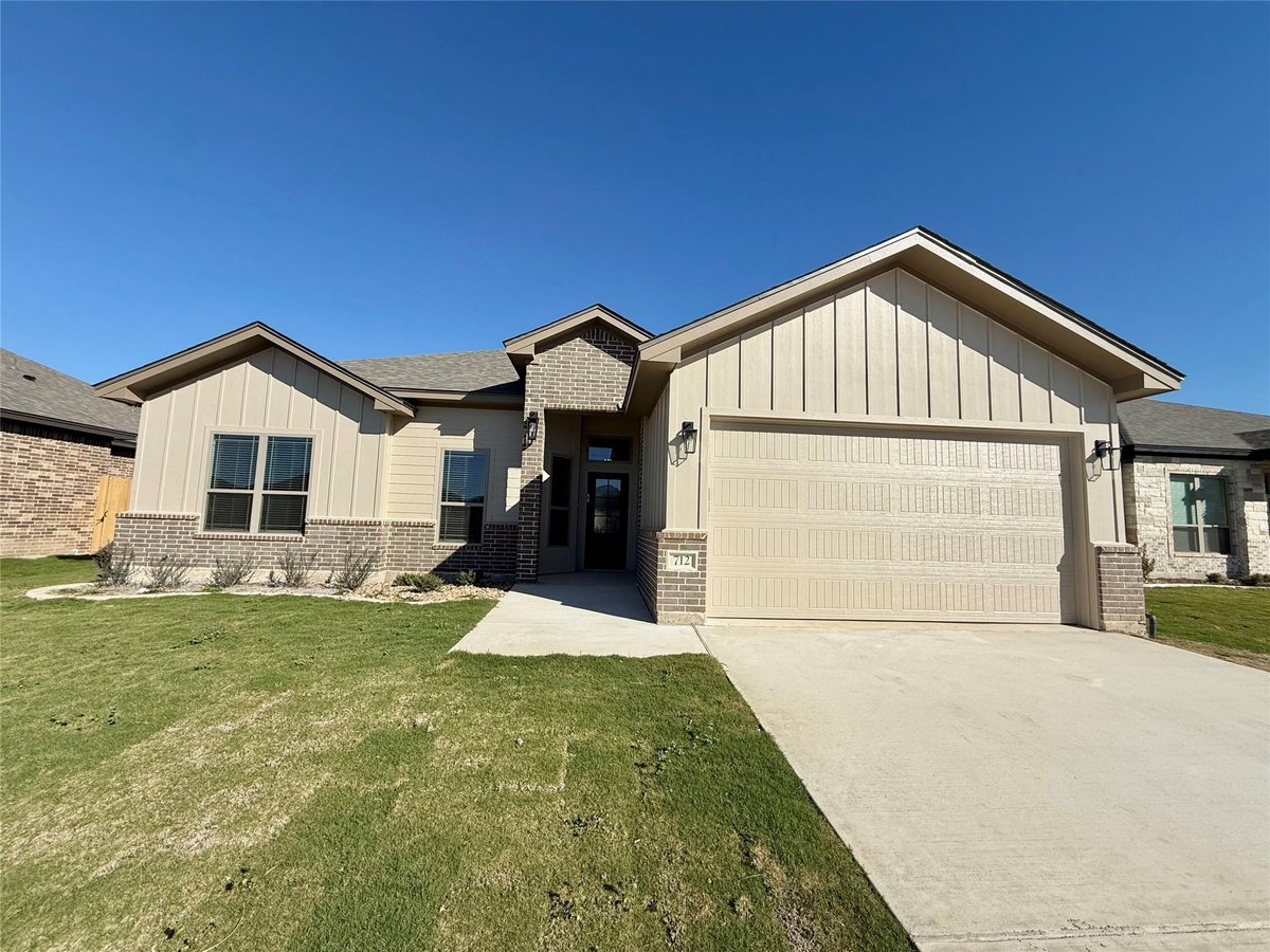 View 712 Eagle Claw Dr in Eagle Heights 712 Eagle Claw Dr - front exterior - Luxury home in Eagle Heights, Salado, TX