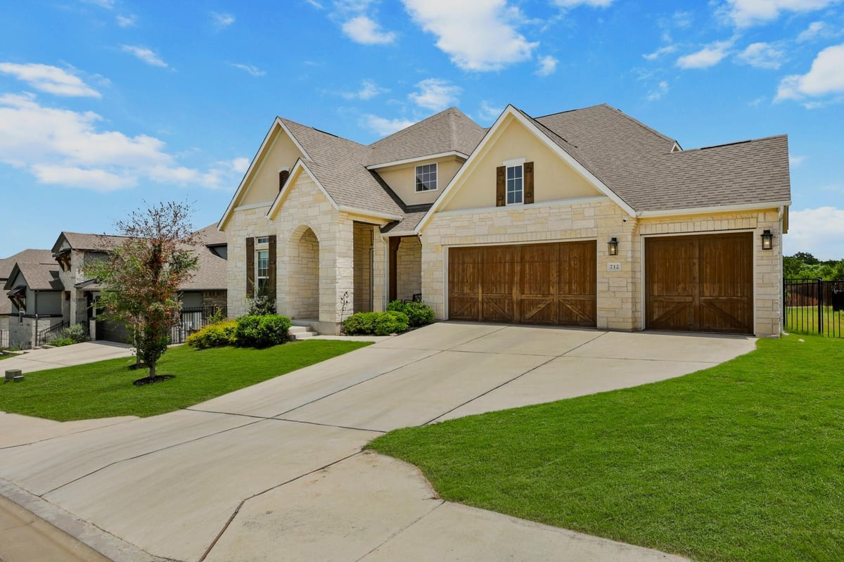 Living area at 712 Palamos Dr - 5 bed 3 bath home
