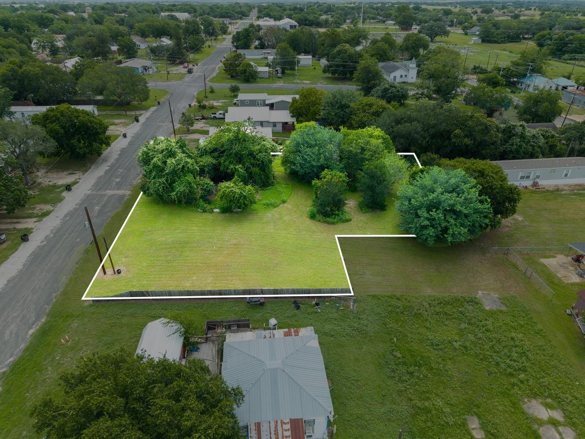 View 712 South ST in City Of Schulenburg 712 South ST - front exterior - Luxury lot in City Of Schulenburg, Schulenburg, TX