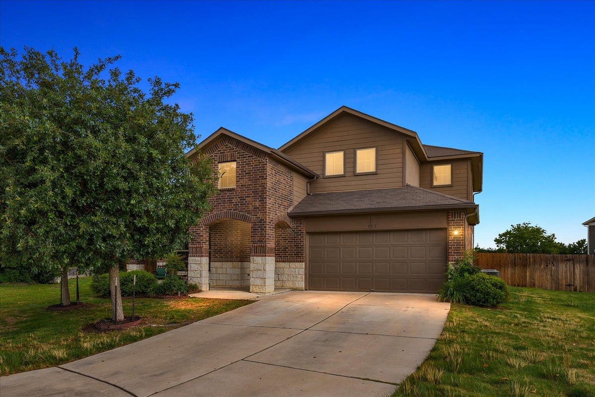 View 717 Kaluga TRL in Magnolia Crk Sec 3 717 Kaluga TRL - front exterior - Luxury home in Magnolia Crk Sec 3, Leander, TX