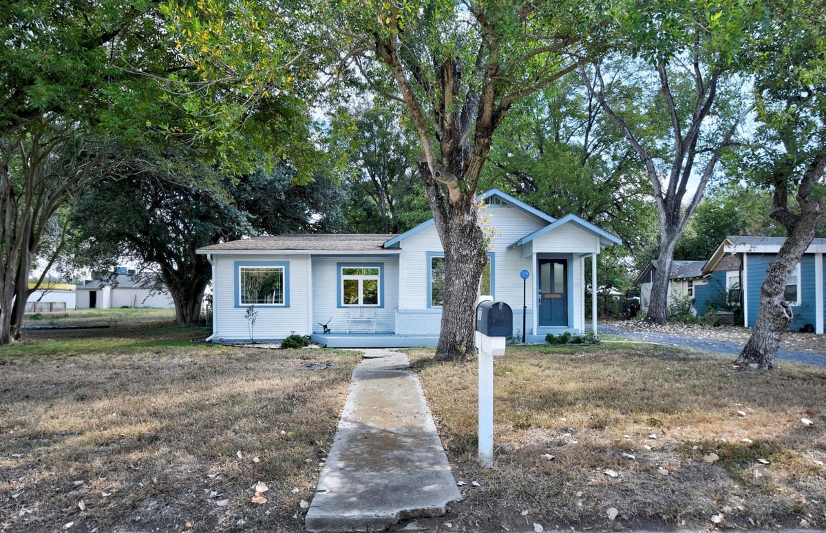 View 717 S Laurel Ave in R B Miles 717 S Laurel Ave - front exterior - Luxury home in R B Miles, Luling, TX