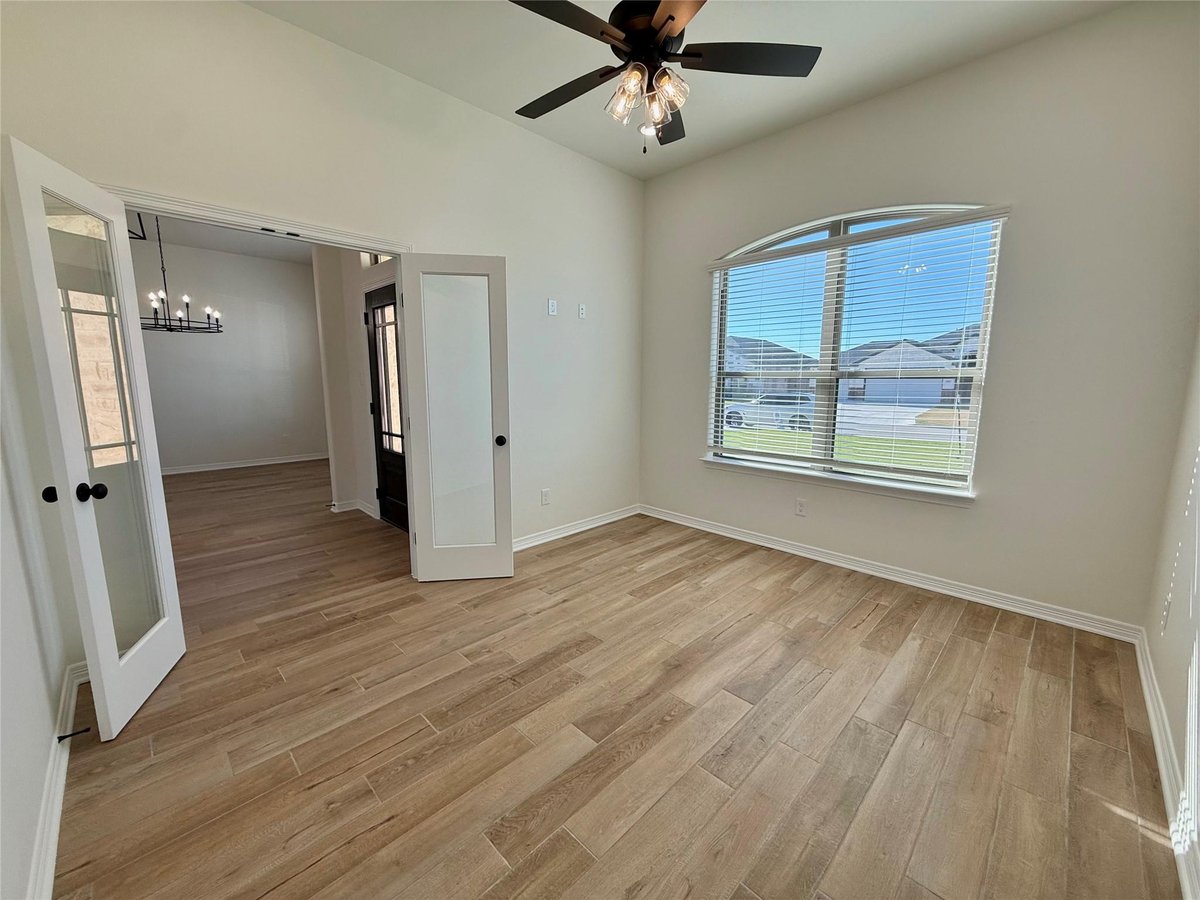 Living area at 718 Eagle Claw Dr - 3 bed 3 bath home