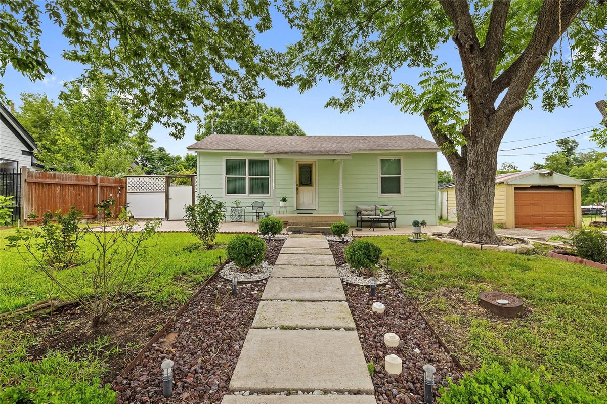 718 Kimbro ST - front exterior - Luxury home in Doaks Add, Taylor, TX