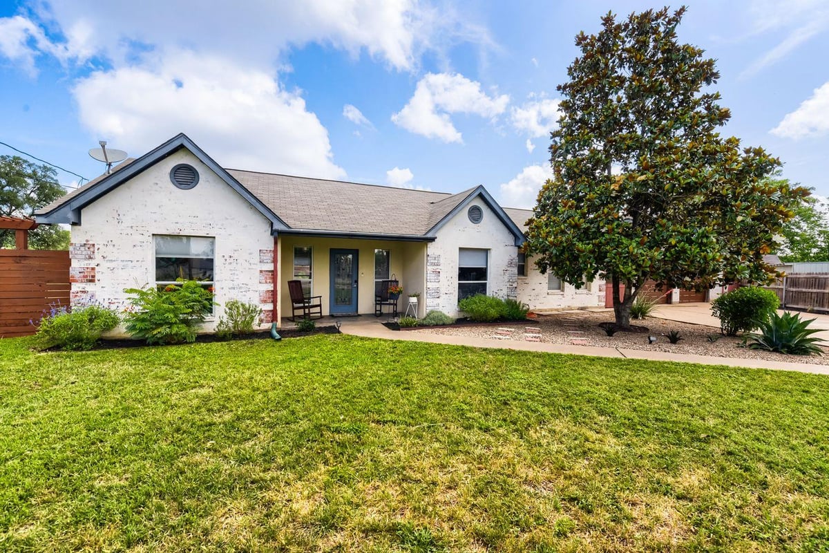 718 Morning Dove CV - front exterior - Luxury home in Arroyo Doble Estates Sec 02-B, Manchaca, TX