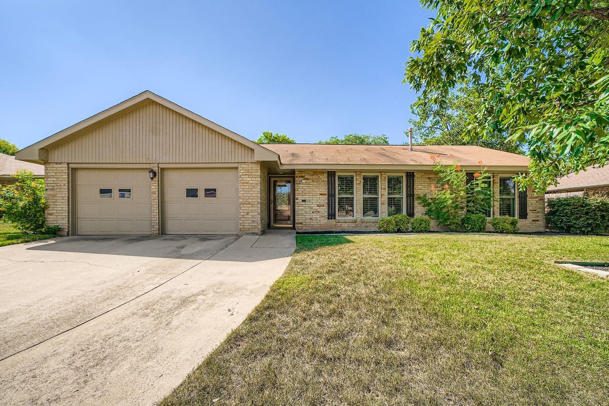 View 7202 Beckett RD in Village At Western Oaks Sec 01 7202 Beckett RD - property photo 1 - Luxury home in Village At Western Oaks Sec 01, Austin, TX
